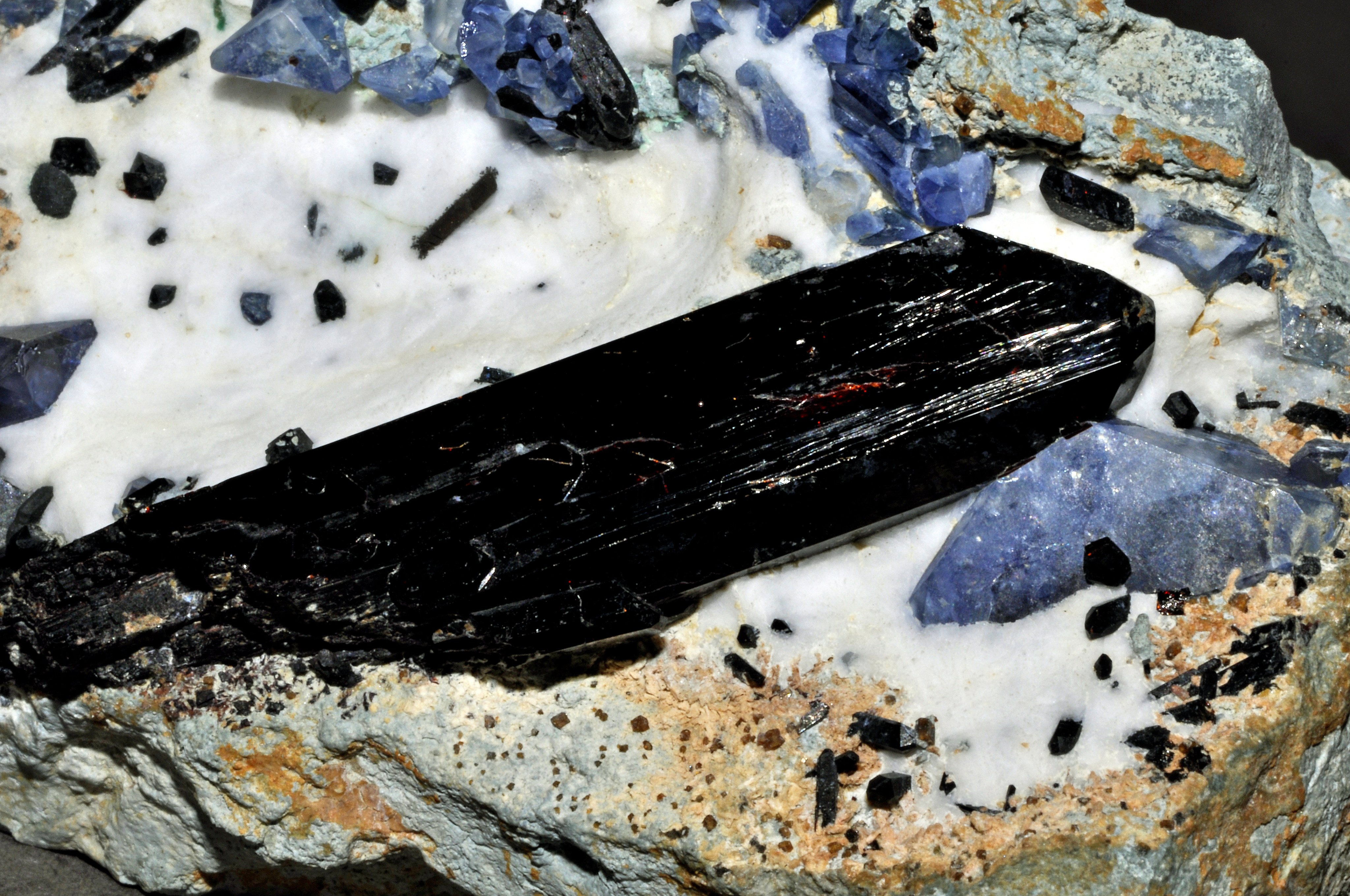 Neptunite Specimen picture